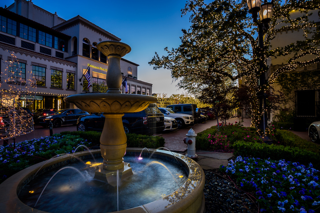 Shopping center with fountain in Highland Park, TX | Plumbing Service